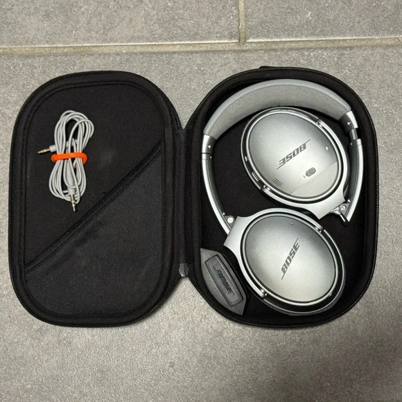 Bose QuietComfort 35 Noise Cancelling Headphones - Picture 3 of 5
